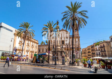 PALERMO, Italien - 16. August 2014: Touristen in San Domenico Platz und Kirche in Palermo, Italien. Stockfoto