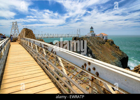 Die Brücke zum Point Bonita Lighthouse unter schönen Himmel, San Francisco, Kalifornien Stockfoto