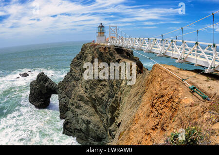 Brücke zum Leuchtturm auf dem Felsen. Zeigen Sie Bonita Lighthouse, San Francisco, Kalifornien Stockfoto