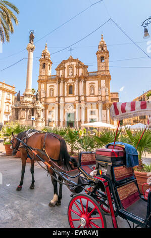 PALERMO, Italien - 16. August 2014: Touristen in San Domenico Platz und Kirche in Palermo, Italien. Stockfoto