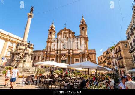 PALERMO, Italien - 16. August 2014: Touristen in San Domenico Platz und Kirche in Palermo, Italien. Stockfoto