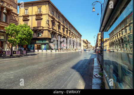 PALERMO, Italien - 16. August 2014: Tag auf Via Roma Downtown Straße in Palermo, Sizilien, Italien. Palermo ist der wichtigsten sizilianischen ich Stockfoto