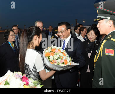 Paris, Frankreich. 29. Juni 2015. Chinese Premier Li Keqiang (C) wird von einem Mitarbeiter der chinesischen Botschaft in Frankreich bei seiner Ankunft in Paris, Hauptstadt von Frankreich, 29. Juni 2015 begrüßt. Li kam für einen viertägigen Besuch Montag nach Frankreich. © Li Xueren/Xinhua/Alamy Live-Nachrichten Stockfoto