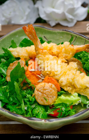 frische frittierte japanische Tempura Garnelen mit Salat und Seeigel Stockfoto