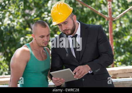 Gruppe von männlichen Architekten und Bauarbeiter auf der Baustelle Stockfoto