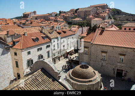 Blick über die Dächer von Mauer der Altstadt von Dubrovnik, große Onofrio Brunnen im Vordergrund, Kroatien Stockfoto