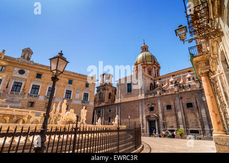 PALERMO, Italien - 16. August 2014: Touristen besuchen Piazza Pretoria, einem der schönsten Plätze in Palermo, Italien. Stockfoto