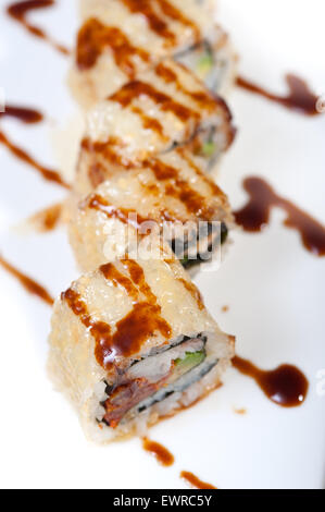 Makro Nahaufnahme von frischem Sushi Kombination Sortiment Auswahl Stockfoto