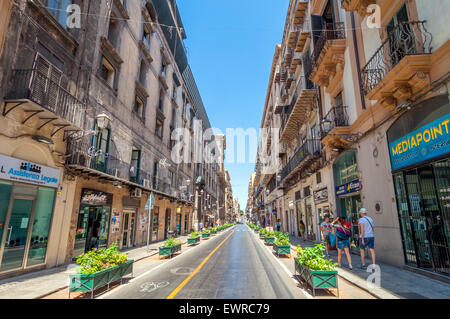 PALERMO, Italien - 16. August 2014: Tagesansicht der Via Macheda Innenstadt Straße in Palermo, Sizilien, Italien. Stockfoto