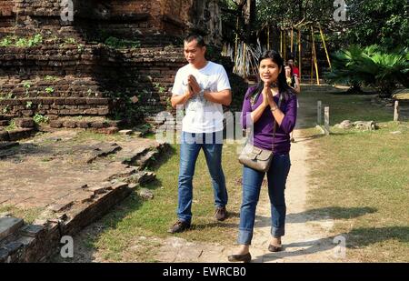Chiang Mai, Thailand: Zwei Gläubige Thais, Hände im Gebet und folgen einem Pfad am Wat Ched Yod Stockfoto