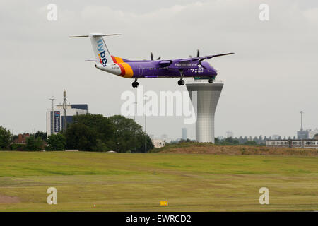 Fotografische Fehler, Flugzeuge landen auf der Oberseite Kontrollturm sein erscheinen. Stockfoto