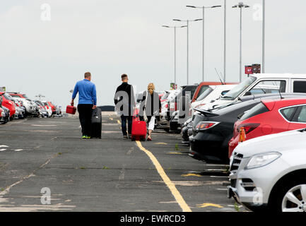 Passagiere im Flughafen-Parkhaus mit Gepäck, Flughafen Birmingham, UK Stockfoto