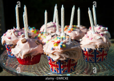 Cupcakes mit Kerzen im Gösch Kuchen Tassen Stockfoto