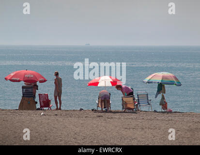 Urlauber am Strand von Torre del Mar, Spanien Stockfoto