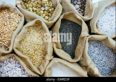 Säcke mit dekorativen Steinen. Hautnah. Stockfoto