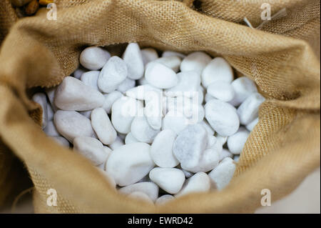 Säcke mit dekorativen Steinen. Hautnah. Stockfoto