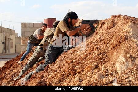 Stute, Aleppo, syrische arabische Republik. 1. Juni 2015. Kämpfer aus der freien syrischen Armee Al-Tawhid Brigade nehmen ihre Position an der Grenze mit Dabiq Stadt, die Festung der ISIS Kämpfer in die Stute "Stadt im Norden von Aleppo, am 30. Juni 2015 © Amier Al-Halbi/APA Bilder/ZUMA Draht/Alamy Live News Stockfoto