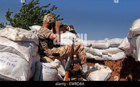 Stute, Aleppo, syrische arabische Republik. 5. Juni 2015. Ein Kämpfer aus der freien syrischen Armee Al-Tawhid Brigade nimmt eine Position an der Grenze mit Dabiq Stadt, die Festung der ISIS Kämpfer in die Stute "Stadt im Norden von Aleppo, am 30. Juni 2015 © Amier Al-Halbi/APA Bilder/ZUMA Draht/Alamy Live News Stockfoto