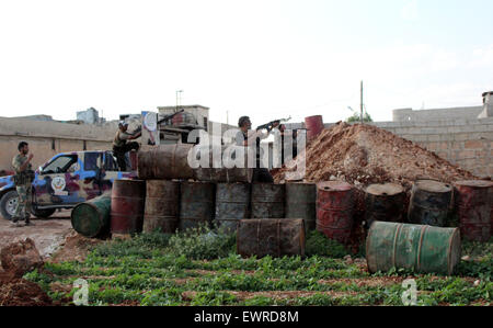 Stute, Aleppo, syrische arabische Republik. 1. Juni 2015. Kämpfer aus der freien syrischen Armee Al-Tawhid Brigade nehmen ihre Position an der Grenze mit Dabiq Stadt, die Festung der ISIS Kämpfer in die Stute "Stadt im Norden von Aleppo, am 30. Juni 2015 © Amier Al-Halbi/APA Bilder/ZUMA Draht/Alamy Live News Stockfoto