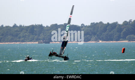 Lee auf dem Solent, Hampshire, UK. 30. Juni 2015. Sir Ben Ainslie ließ nicht die Backen Sonne ihn aus auf dem Wasser mit seinem neuen Boot raus und racing Team heute Morgen zu stoppen.   Der wettbewerbsfähige Challenger ist Training für den 35. America Cup. Sir Ben zielt darauf ab, die älteste Sport-Trophäe zu gewinnen und holen den Pokal zurück nach Großbritannien, wo alles vor über 160 Jahren begann. Der Sportler und seine Crew von zehn verbrachte das Rennen Morgen im Solent beobachtet von vielen Menschen, die versuchen am Strand kühl zu halten.    Bildnachweis: Uknip / Alamy Live News Stockfoto