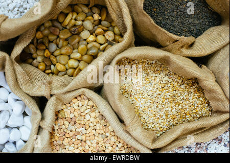 Säcke mit dekorativen Steinen. Hautnah. Stockfoto