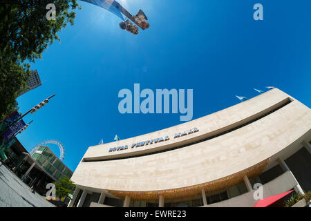 South Bank, London, UK. 30. Juni 2015. UK-Wetter: Wolkenlos blauer Himmel und Temperaturen schlagen 29 Grad in der schwülen Londoner. Bildnachweis: Malcolm Park Leitartikel/Alamy Live-Nachrichten Stockfoto