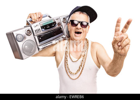 Zahnlose senior Rapper halten eine Boombox auf seiner Schulter und Gestikulieren mit seiner Hand isoliert auf weißem Hintergrund Stockfoto