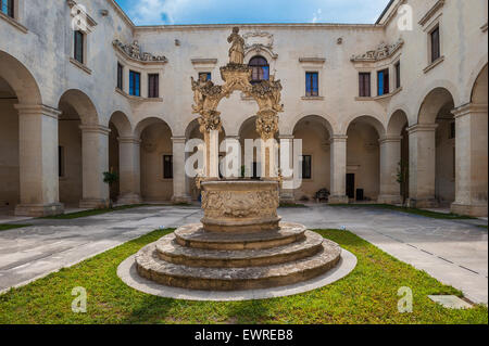 Italien Apulien Salento Cathedral Square Lecce Diözesan Museum Kloster mit gut Stockfoto