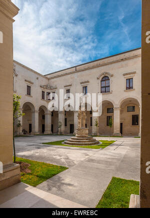 Italien Apulien Salento Cathedral Square Lecce Diözesan Museum Kloster mit gut Stockfoto