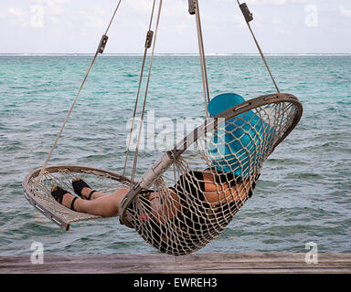 Eine Frau in einem Hängesessel in Belize Stockfoto