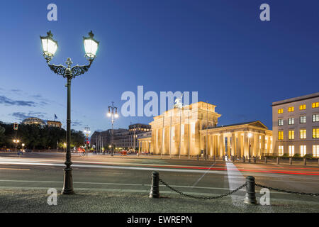 Brandenburger Tor an der Dämmerung, Reichstag, Berlin Stockfoto