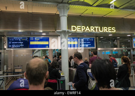 Scannen der Bordkarte an Abfahrten am Bahnhof St Pancras vor dem boarding Eurostar-Zug nach Paris, Frankreich Stockfoto