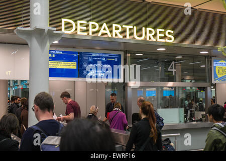 Scannen der Bordkarte an Abfahrten am Bahnhof St Pancras vor dem boarding Eurostar-Zug nach Paris, Frankreich Stockfoto