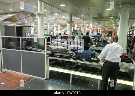 Flughafen-Sicherheit Stil Gepäck Sicherheitskontrollen am Bahnhof St Pancras vor dem boarding Eurostar-Zug nach Paris, Frankreich Stockfoto