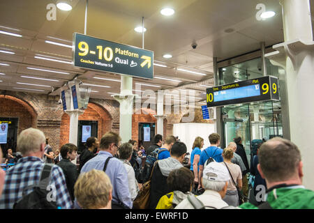 Aufsteigenden Aufzug zur Plattform am Bahnhof St Pancras vor dem boarding Eurostar-Zug nach Paris, Frankreich Stockfoto