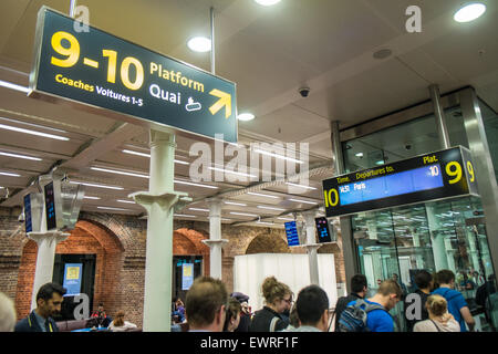 Aufsteigenden Aufzug zur Plattform am Bahnhof St Pancras vor dem boarding Eurostar-Zug nach Paris, Frankreich Stockfoto