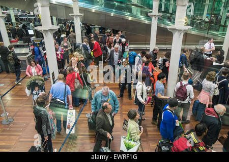 Check-in vor dem boarding Eurostar-Zug von St Pancras nach Paris, Frankreich Stockfoto