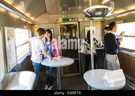 Paris,France.on Board Eurostar Zug von London nach Paris. Großzügigen Buffet Bar auf dem Zug Wagen. Paris, Frankreich Stockfoto