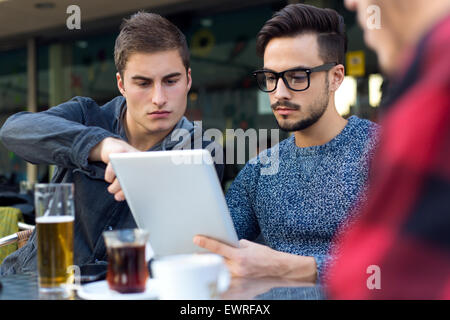 Outdoor Portrait junge Unternehmer arbeiten bei Kaffee-Bar. Stockfoto