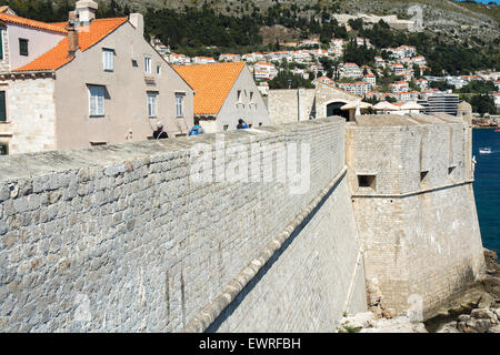 Touristen zu Fuß die alte Stadt Mauer, Dubrovnik, Kroatien Stockfoto