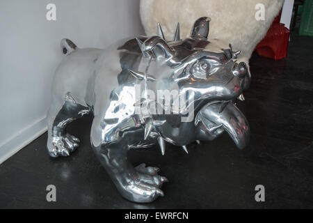 Paris, Flohmarkt, St.-Ouen de Clignancourt, Metall-Bulldog im Art Shop, Galerie, Paris, France Stockfoto