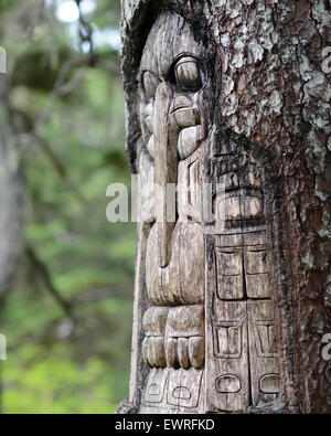 Baum geschnitzt von Tlingit Indianern auf einem Wanderweg auf Mt. Roberts in Juneau, Alaska, USA. Stockfoto
