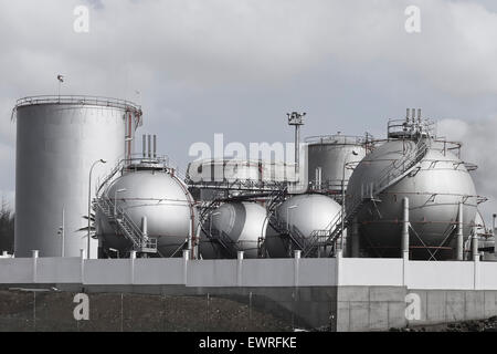 Lagertanks in Öl Depot Stockfoto