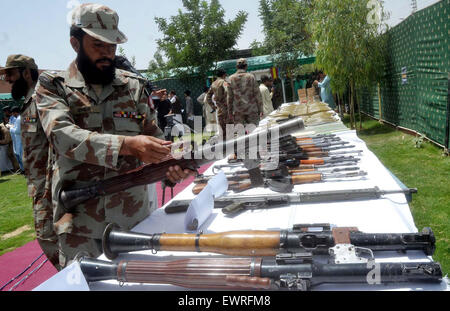 Belutschistan Frontier Corps Beamten zeigen beschlagnahmte Sprengstoff Material und Waffen, die von FC und Sicherheitskräfte Beamten während einer Pressekonferenz am Hauptsitz FC in Quetta am Dienstag, 30. Juni 2015 wiederhergestellt wurden. Stockfoto