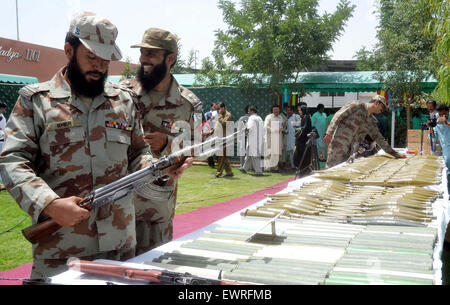 Belutschistan Frontier Corps Beamten zeigen beschlagnahmte Sprengstoff Material und Waffen, die von FC und Sicherheitskräfte Beamten während einer Pressekonferenz am Hauptsitz FC in Quetta am Dienstag, 30. Juni 2015 wiederhergestellt wurden. Stockfoto