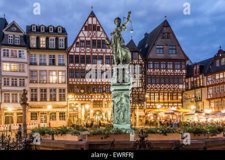 Justitia, Brunnen der Gerechtigkeit, Restaurants, Cafés, Roemerberg Frankfurt Deutschland Stockfoto