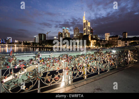 Eisener Steg, Liebe Schließfächer, Skyline, Frankfurt Stockfoto