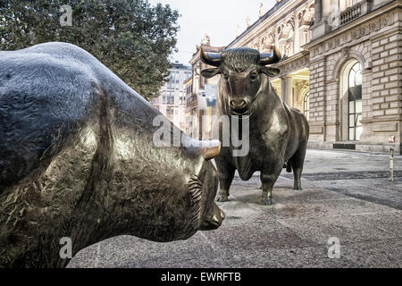 Deutschland, Frankfurt, Bulle und Bär vor der Börse, Twilight Stockfoto