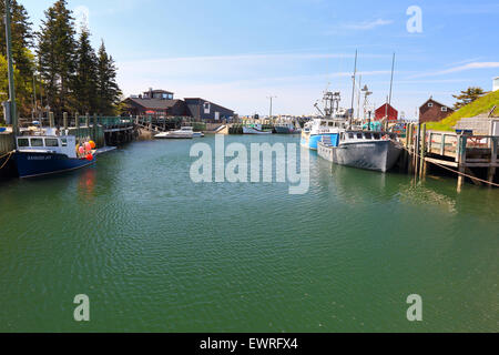 Hall's Hafen Fischerdorf bei Flut mit Fischerbooten. Hallen Hafen Bucht von Fundy, Nova Scotia, Kanada. Stockfoto