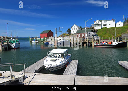 Hall's Hafen Fischerdorf bei Flut mit Fischerbooten. Hallen Hafen Bucht von Fundy, Nova Scotia, Kanada. Stockfoto